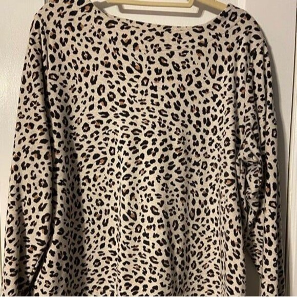 Cheetah Print Lightweight Fleece Crewneck Sweatshirt - Picture 1 of 3